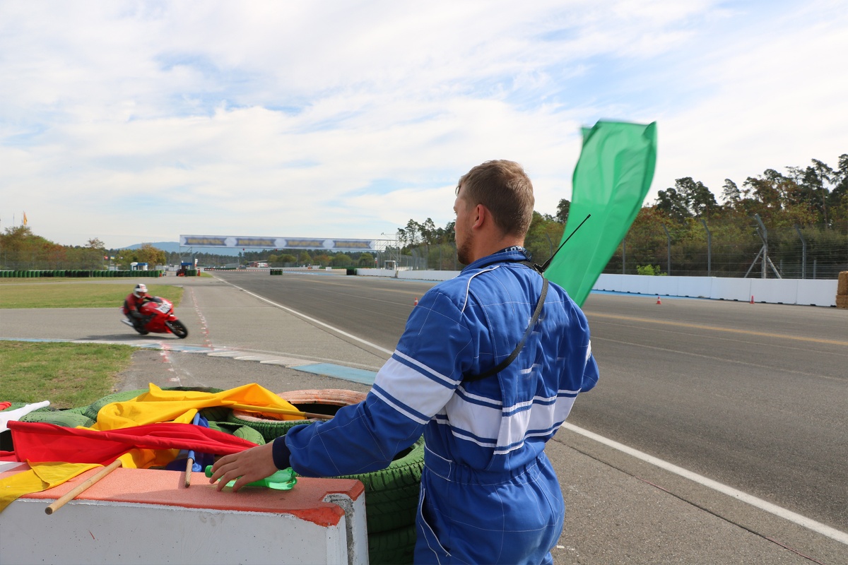 Sportwart der Streckensicherung Motorradsport