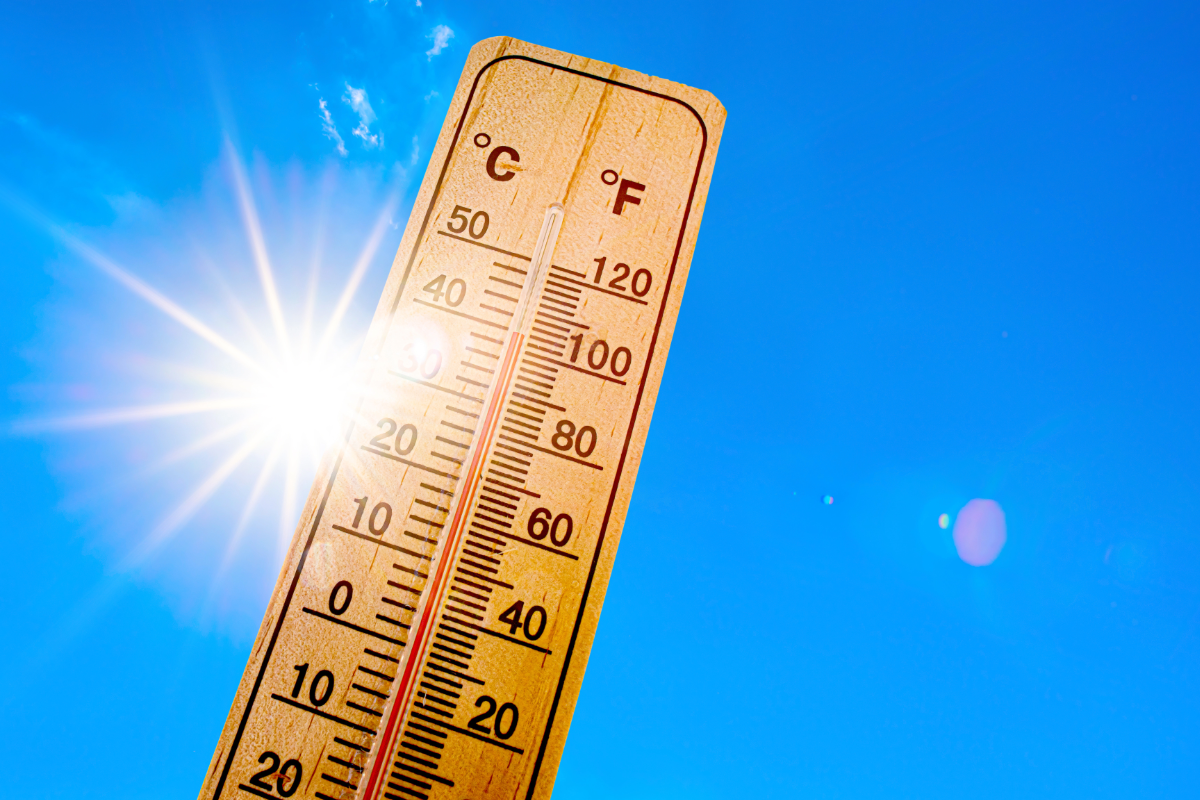 Blauer Himmel mit strahlender Sonne und Thermometer mit hohen Temperaturen